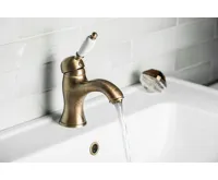 SAPHO KIRKÉ WHITE stojánková umyvadlová baterie s výpustí, bílá páčka, bronz (3)